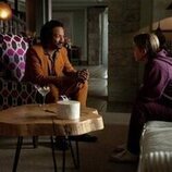 Foto de Rhea Seehorn en 1x02 titulado 'Chica pirata' de 'Pluribus'