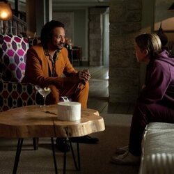 Foto de Rhea Seehorn en 1x02 titulado 'Chica pirata' de 'Pluribus'