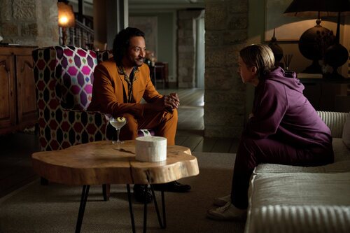 Foto de Rhea Seehorn en 1x02 titulado 'Chica pirata' de 'Pluribus'