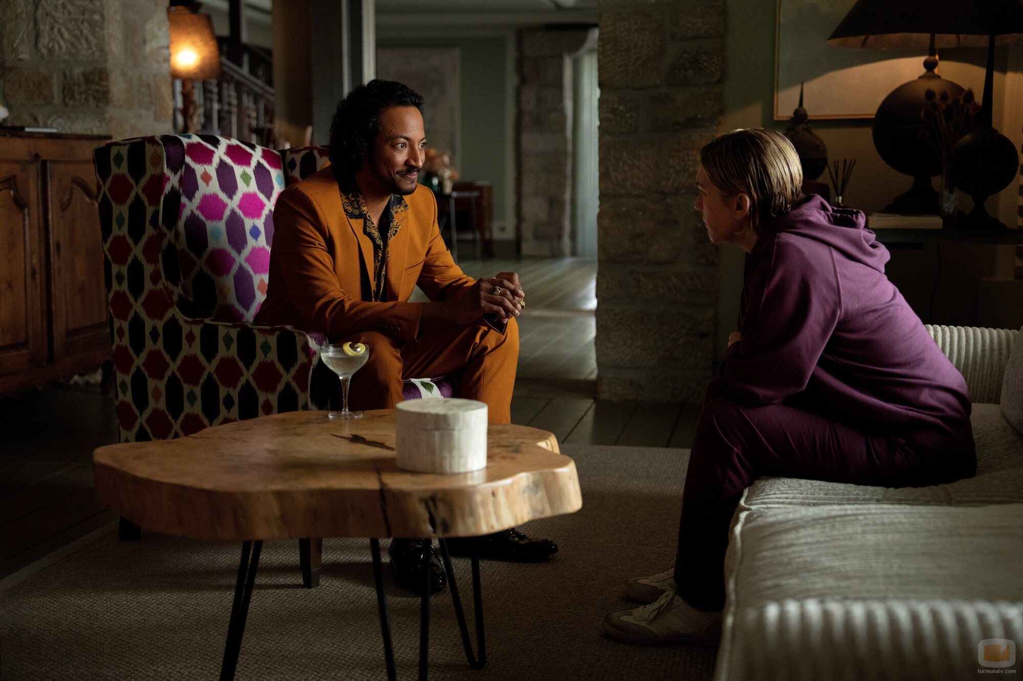 Foto de Rhea Seehorn en 1x02 titulado 'Chica pirata' de 'Pluribus'
