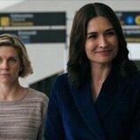Rhea Seehorn y Karolina Wydra en 1x02 'Chica pirata' de 'Pluribus'