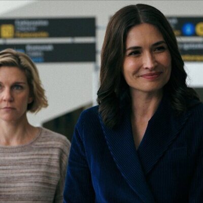 Rhea Seehorn y Karolina Wydra en 1x02 'Chica pirata' de 'Pluribus'