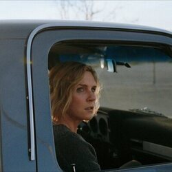 Rhea Seehorn en 1x02 titulado 'Chica pirata' de 'Pluribus'