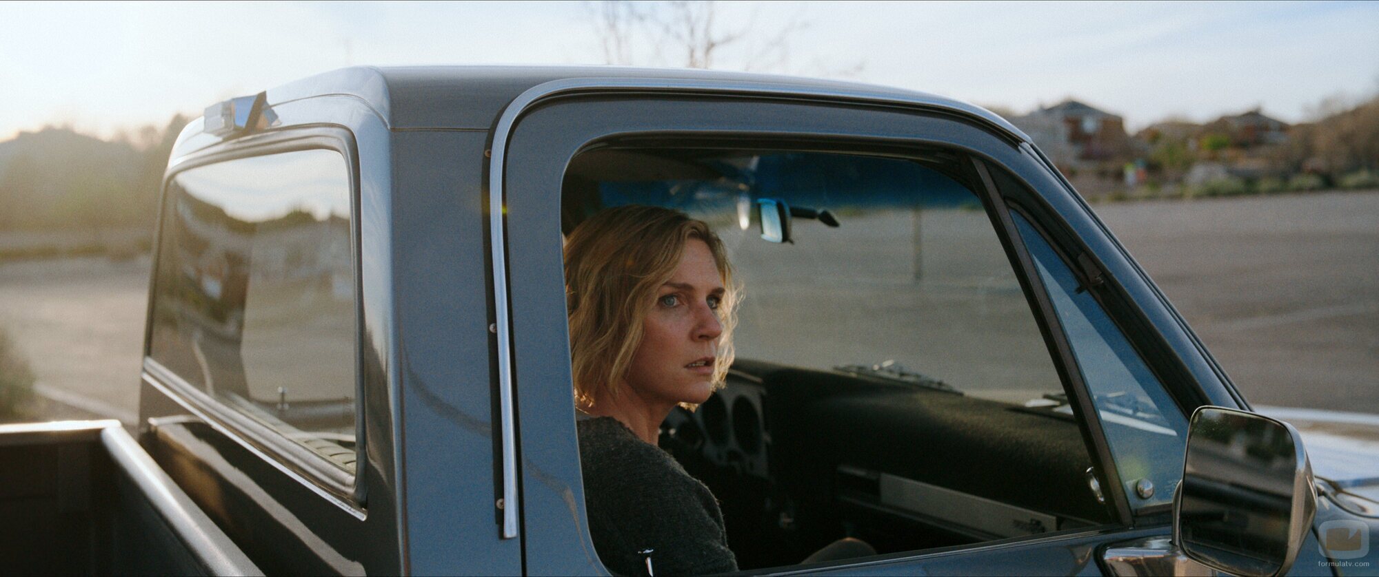Rhea Seehorn en 1x02 titulado 'Chica pirata' de 'Pluribus'