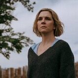 Escena de Rhea Seehorn en 1x02 'Chica pirata' de 'Pluribus'