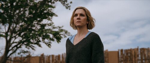 Escena de Rhea Seehorn en 1x02 'Chica pirata' de 'Pluribus'