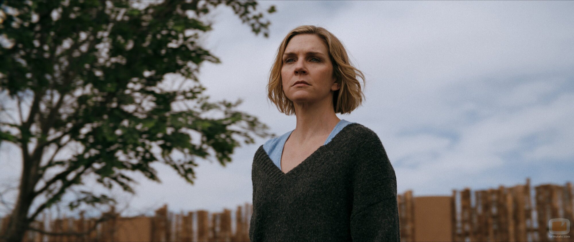 Escena de Rhea Seehorn en 1x02 'Chica pirata' de 'Pluribus'
