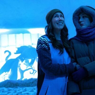 Miriam Shor y Rhea Seehorn en Capítulo 3 titulado 'Granada' de 'Pluribus'