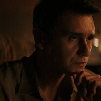 Carlos Manuel Vesga en 1x04 'Por favor, Carol' de 'Pluribus'