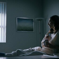 Karolina Wydra y Rhea Seehorn en el 1x04 de 'Pluribus'