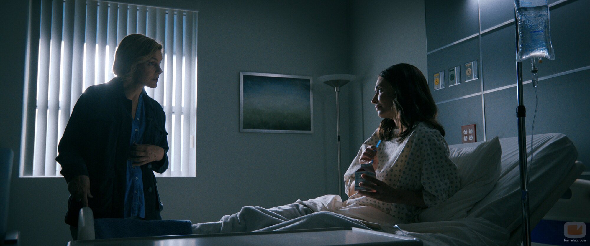 Karolina Wydra y Rhea Seehorn en el 1x04 de 'Pluribus'