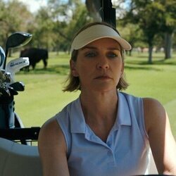 Rhea Seehorn en 1x07 titulado 'La brecha' de 'Pluribus'