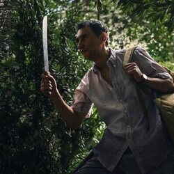 Escena de Carlos Manuel Vesga en 1x07 titulado 'La brecha' de 'Pluribus'