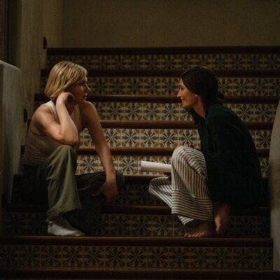 Rhea Seehorn y Karolina Wydra en la temporada 1 y el capítulo 08 de 'Pluribus'