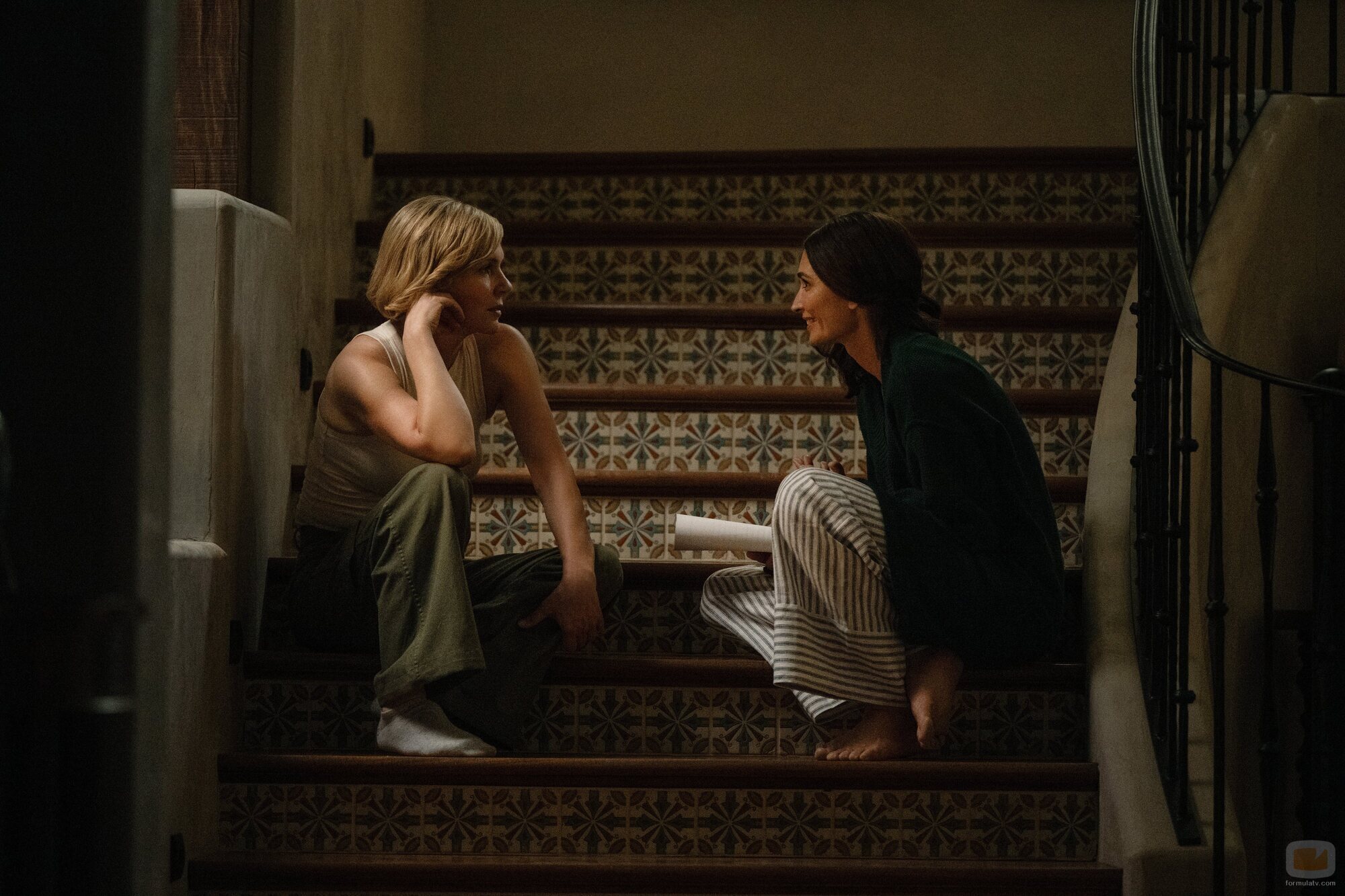 Rhea Seehorn y Karolina Wydra en la temporada 1 y el capítulo 08 de 'Pluribus'