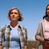 Rhea Seehorn y Karolina Wydra en 1x08 titulado 'Simpatía' de 'Pluribus'
