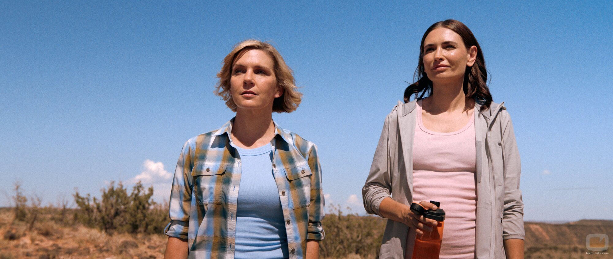 Rhea Seehorn y Karolina Wydra en 1x08 titulado 'Simpatía' de 'Pluribus'