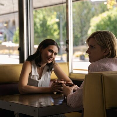 Rhea Seehorn y Karolina Wydra en Capítulo 8 titulado 'Simpatía' de 'Pluribus'