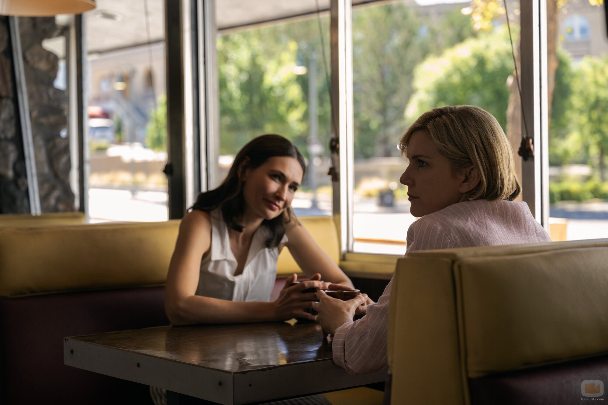 Rhea Seehorn y Karolina Wydra en Capítulo 8 titulado 'Simpatía' de 'Pluribus'