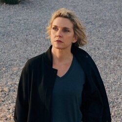 Rhea Seehorn en la temporada 1 y el capítulo 09 de 'Pluribus'