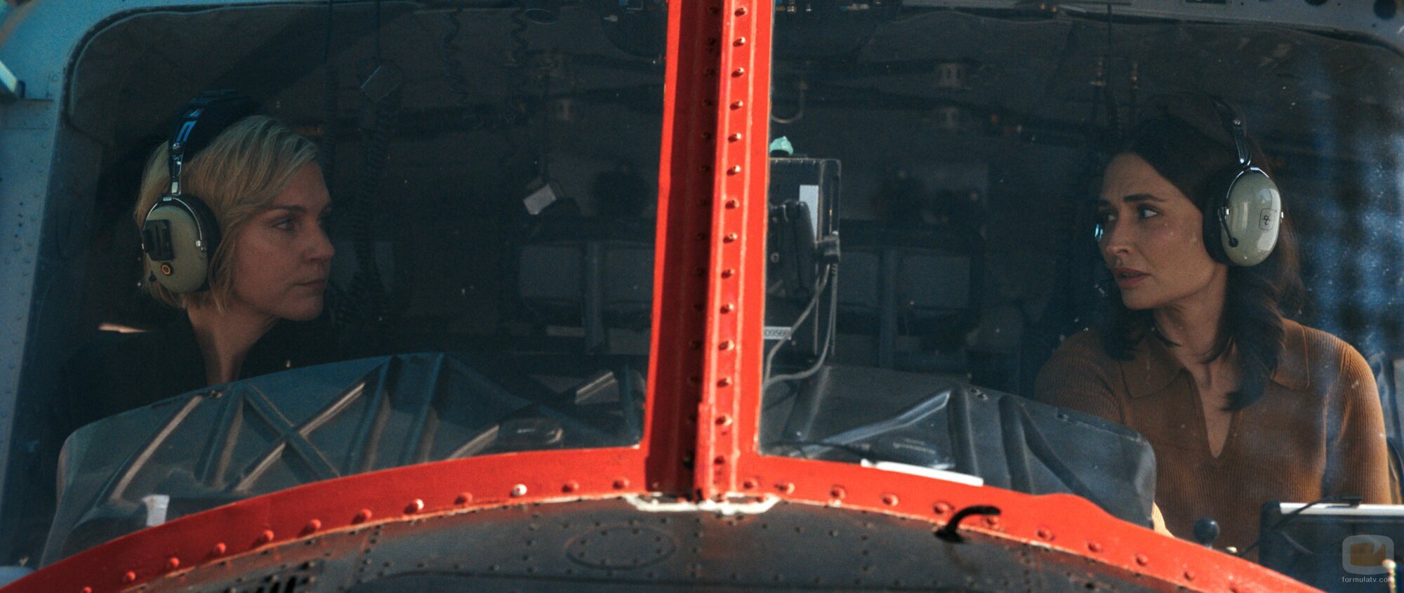 Rhea Seehorn y Karolina Wydra en Capítulo 9 titulado 'La Chica o El Mundo' de 'Pluribus'