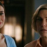 Karolina Wydra y Rhea Seehorn en el 1x09 de 'Pluribus'