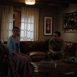 Carlos Manuel Vesga y Karolina Wydra en 1x09 titulado 'La Chica o El Mundo' de 'Pluribus'