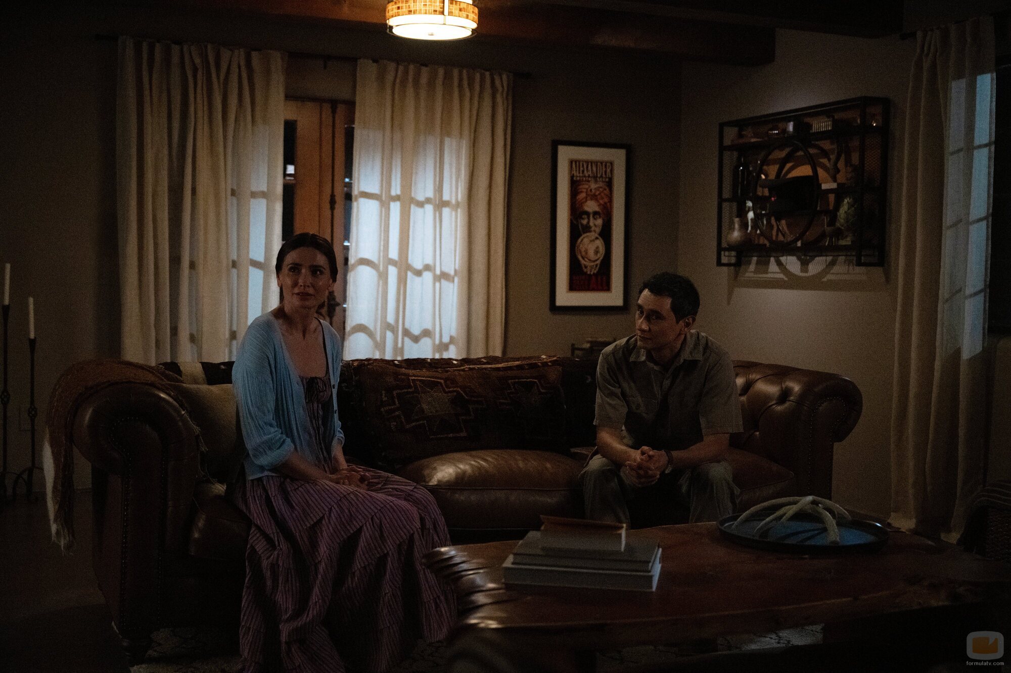 Carlos Manuel Vesga y Karolina Wydra en 1x09 titulado 'La Chica o El Mundo' de 'Pluribus'