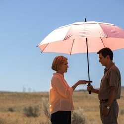 Rhea Seehorn y Carlos Manuel Vesga en la temporada 1 y el capítulo 09 de 'Pluribus'