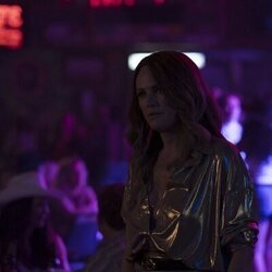 Malin Akerman en el 1x01 de 'The Hunting Wives'