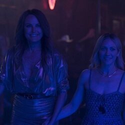 Brittany Snow y Malin Akerman en 'Lugares extraños y desconocidos' de 'Las esposas cazadoras'