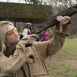 Brittany Snow en la temporada 1 y el capítulo 01 de 'Las esposas cazadoras'