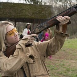 Brittany Snow en la temporada 1 y el capítulo 01 de 'Las esposas cazadoras'