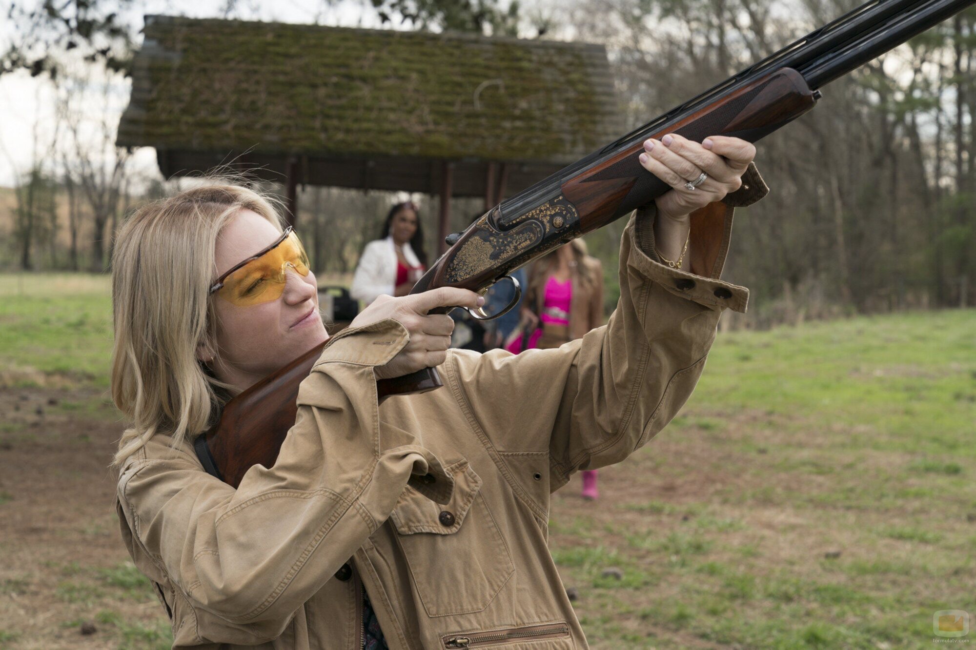Brittany Snow en la temporada 1 y el capítulo 01 de 'Las esposas cazadoras'
