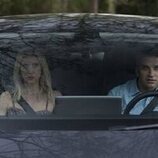 Evan Jonigkeit y Brittany Snow en 1x01 'Lugares extraños y desconocidos' de 'Las esposas cazadoras'