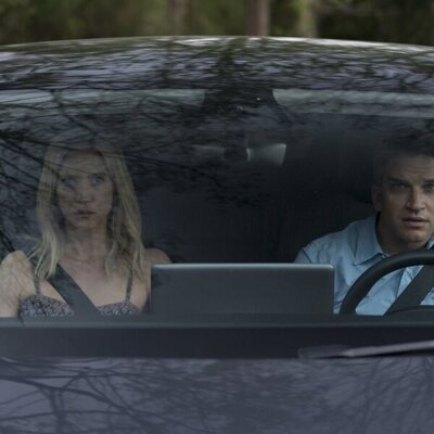 Evan Jonigkeit y Brittany Snow en 1x01 'Lugares extraños y desconocidos' de 'Las esposas cazadoras'