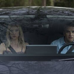 Evan Jonigkeit y Brittany Snow en 1x01 'Lugares extraños y desconocidos' de 'Las esposas cazadoras'