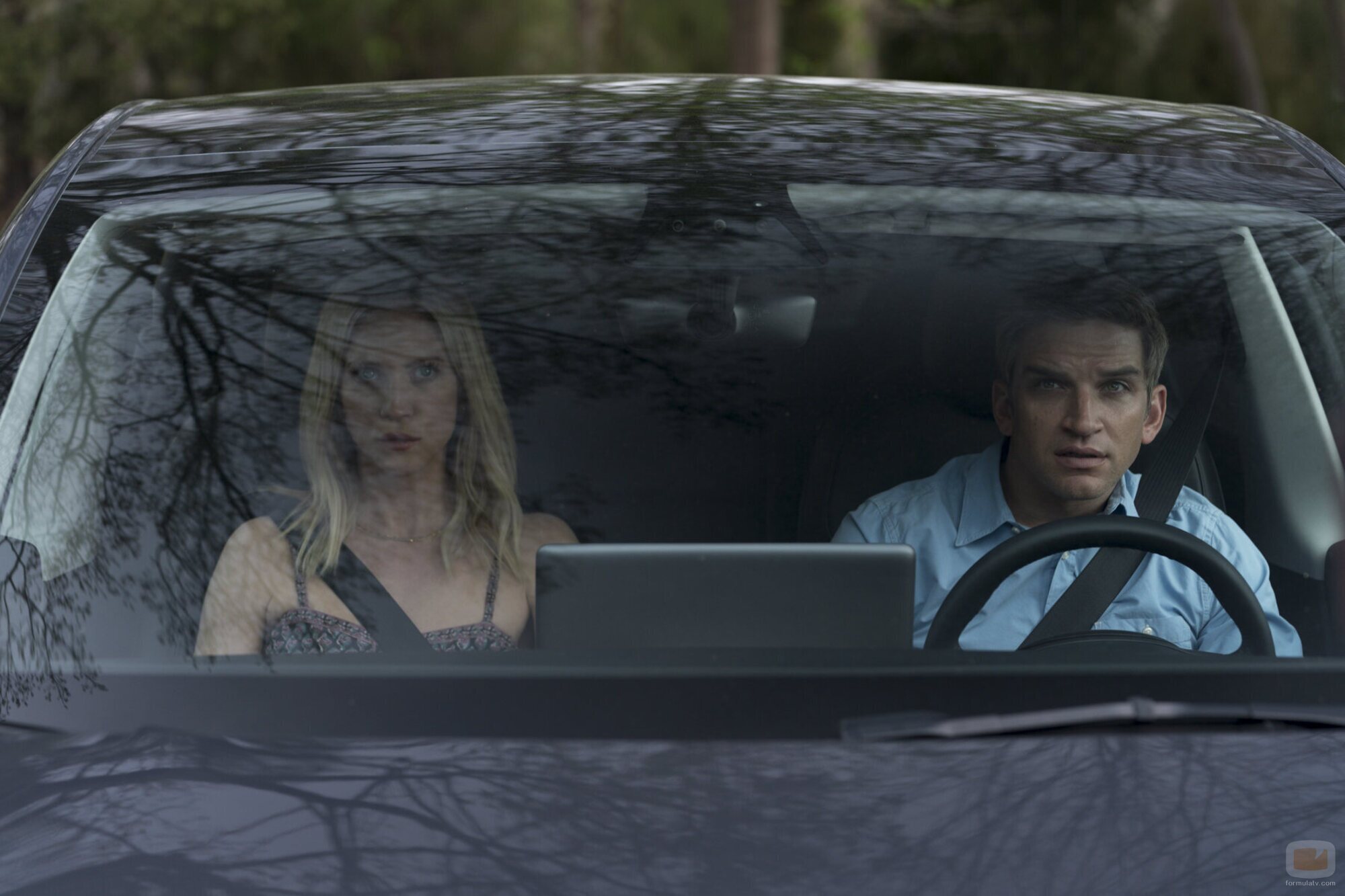 Evan Jonigkeit y Brittany Snow en 1x01 'Lugares extraños y desconocidos' de 'Las esposas cazadoras'