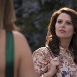 Katie Lowes en el 1x01 de 'The Hunting Wives'
