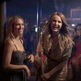 Brittany Snow y Malin Akerman en la temporada 1 y el capítulo 01 de 'Las esposas cazadoras'