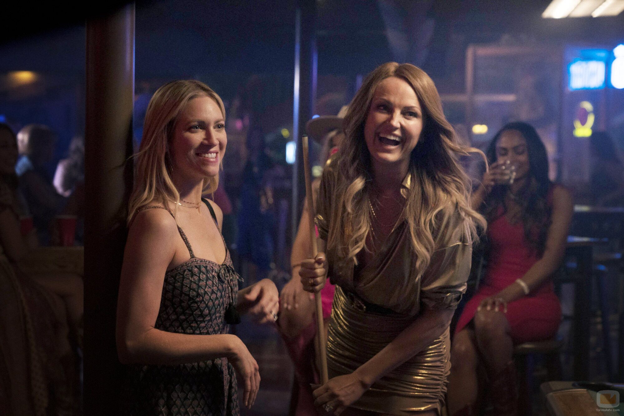 Brittany Snow y Malin Akerman en la temporada 1 y el capítulo 01 de 'Las esposas cazadoras'
