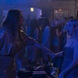 Brittany Snow y Malin Akerman en el 1x01 de 'Las esposas cazadoras'