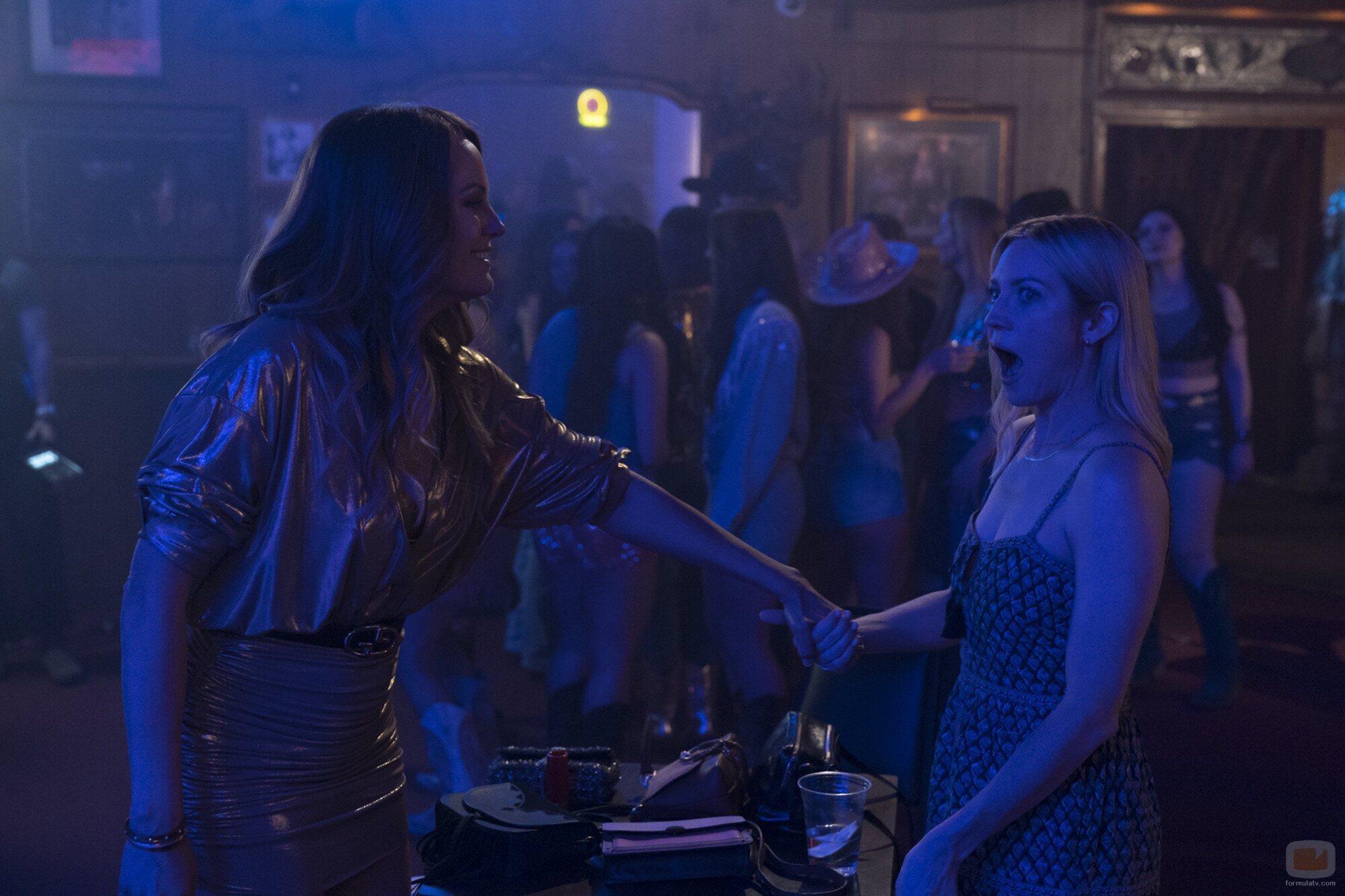 Brittany Snow y Malin Akerman en el 1x01 de 'Las esposas cazadoras'