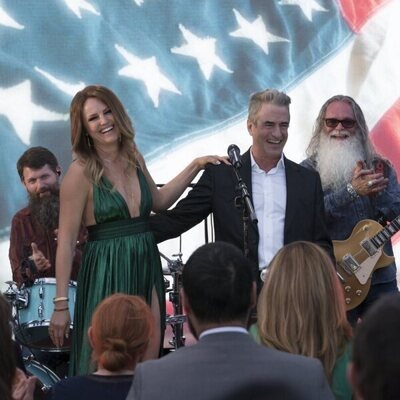 Dermot Mulroney y Malin Akerman en 1x01 'Lugares extraños y desconocidos' de 'Las esposas cazadoras'