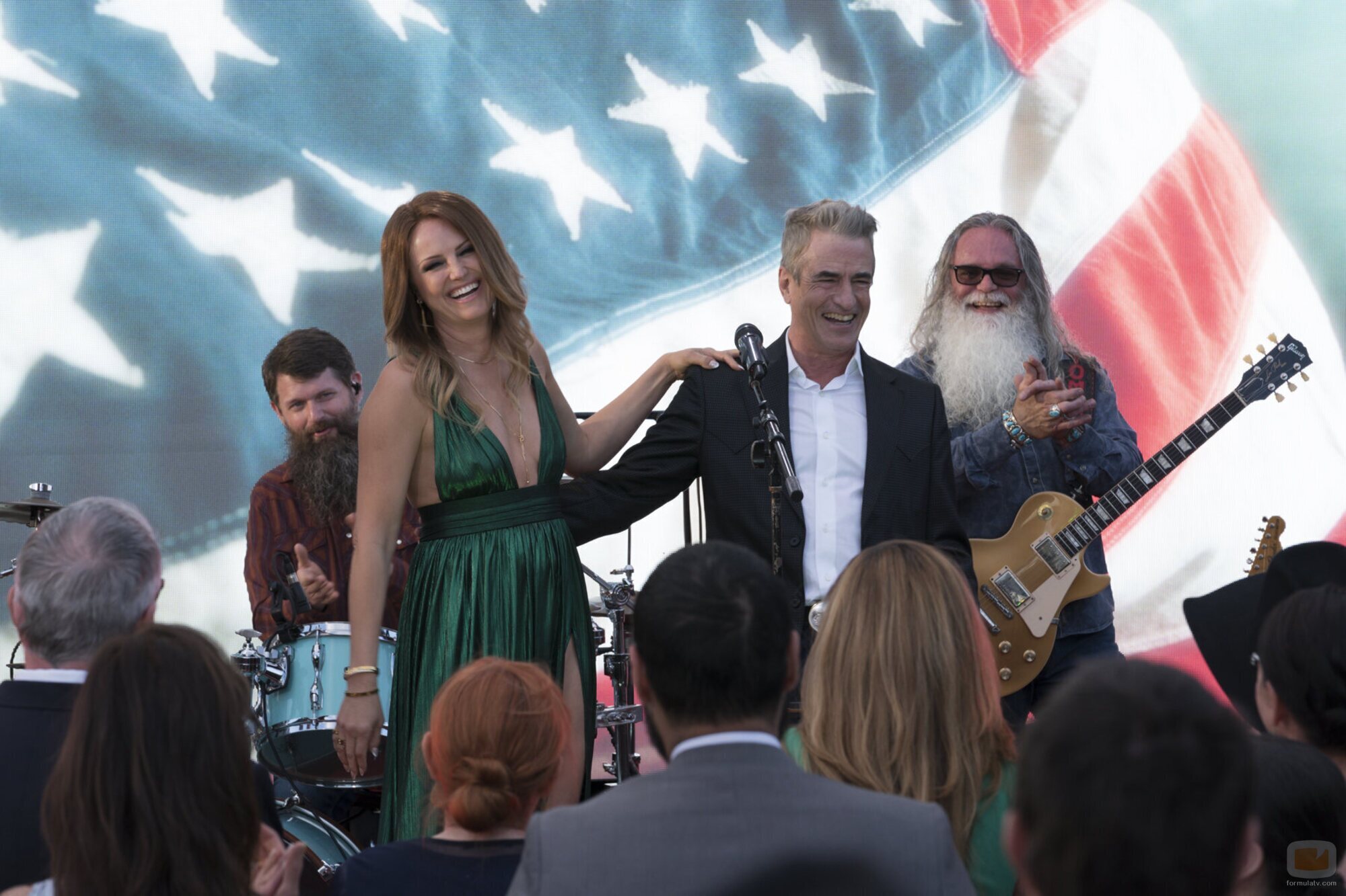 Dermot Mulroney y Malin Akerman en 1x01 'Lugares extraños y desconocidos' de 'Las esposas cazadoras'
