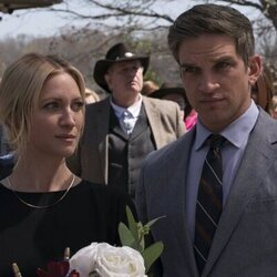 Evan Jonigkeit y Brittany Snow en 'Lugares extraños y desconocidos' de 'The Hunting Wives'