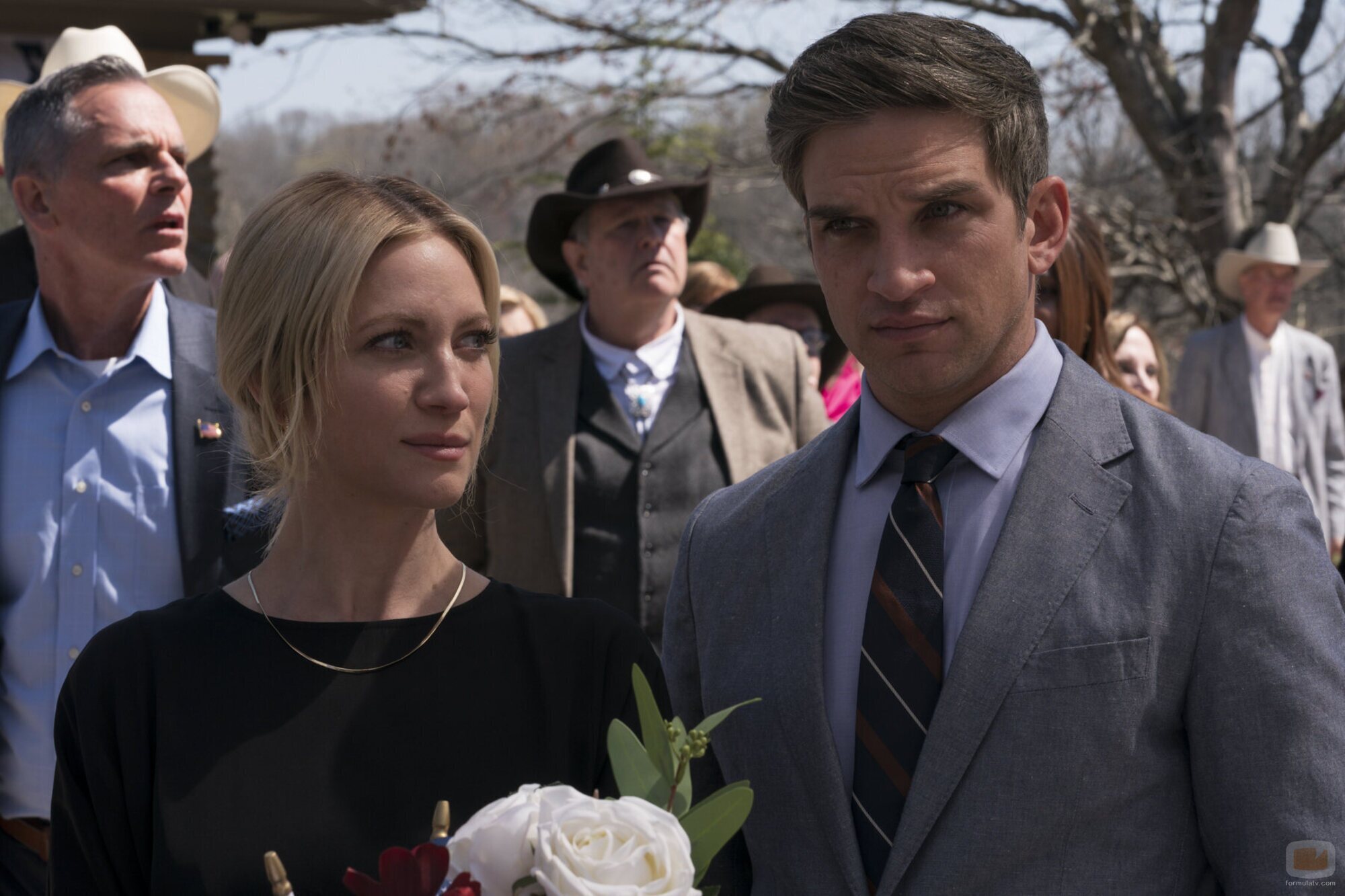 Evan Jonigkeit y Brittany Snow en 'Lugares extraños y desconocidos' de 'The Hunting Wives'