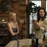 Katie Lowes y Brittany Snow en 'Lugares extraños y desconocidos' de 'Las esposas cazadoras'