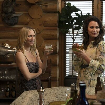 Katie Lowes y Brittany Snow en 'Lugares extraños y desconocidos' de 'Las esposas cazadoras'
