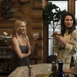 Katie Lowes y Brittany Snow en 'Lugares extraños y desconocidos' de 'Las esposas cazadoras'